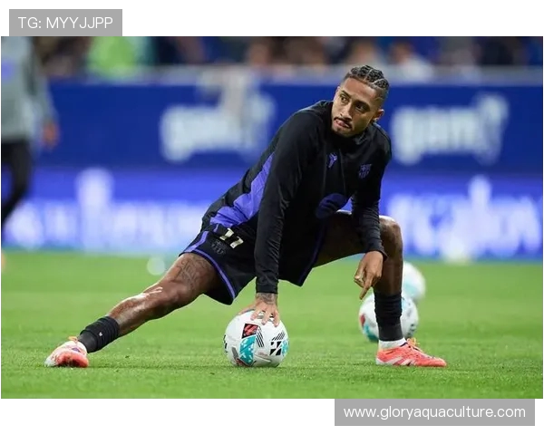 弗里克赛后安抚拉菲尼亚等球员情绪强调团结并展望未来比赛