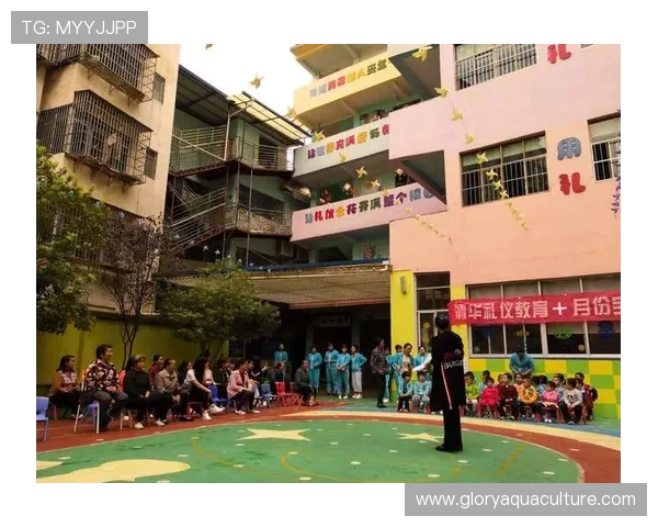 王钰栋重返母校深圳东方小学 感恩启蒙教练张春辉亲自传授篮球技艺